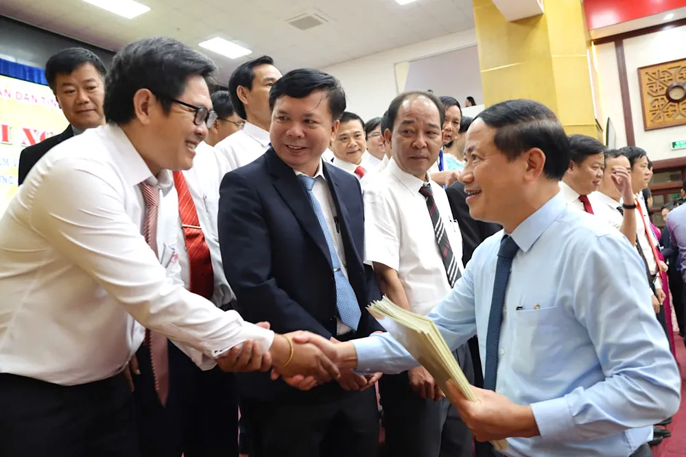 Ông Phạm Anh Tuấn, Chủ tịch UBND tỉnh Gia Lai trao quyết định phân chỉ tiêu, nhiệm vụ cho các địa phương. Ảnh: HỮU PHÚC ss.jpeg