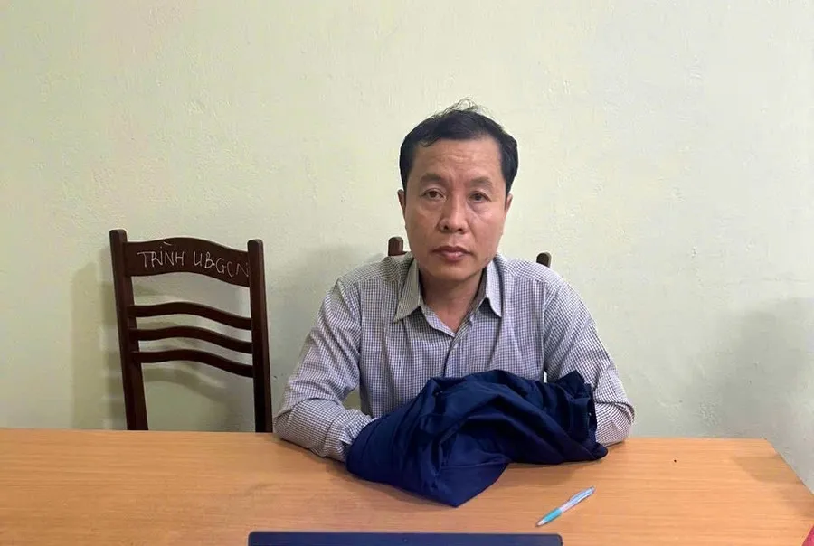 Đối tượng Đạo bị bắt quả tang khi nhận 250 triệu đồng. Ảnh: Duy Hải fexad.jpg