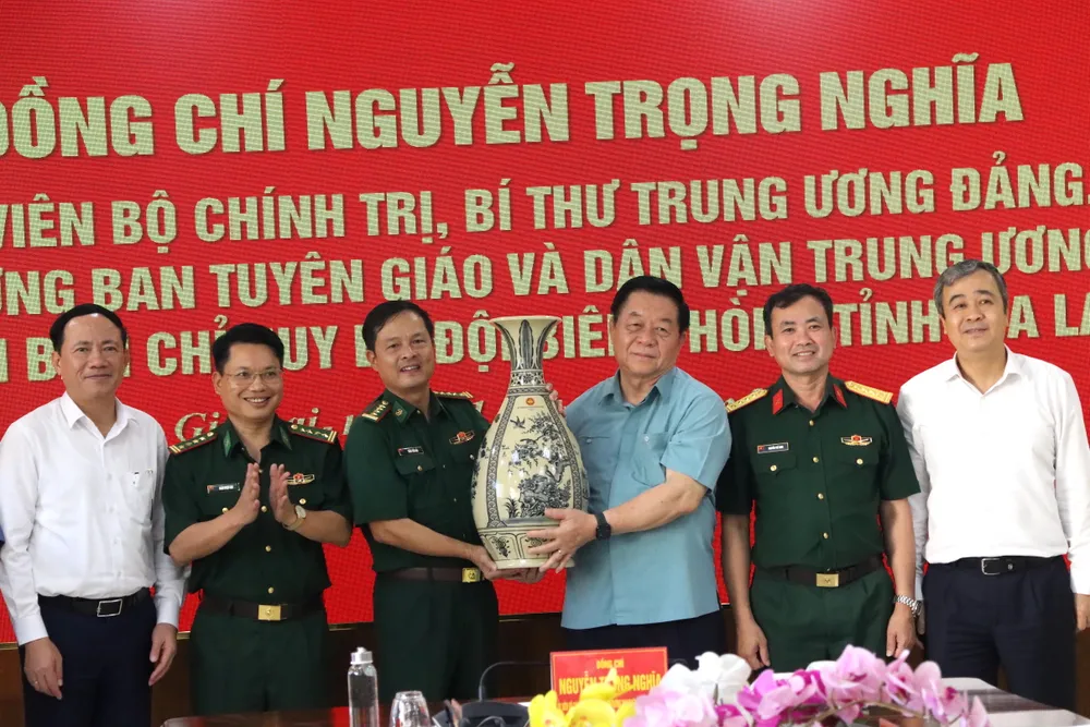 Đồng chí Nguyễn Trọng Nghĩa tặng quà cho Ban Chỉ huy BĐBP tỉnh Gia Lai. Ảnh: HỮU PHÚC IMG_2047.JPG