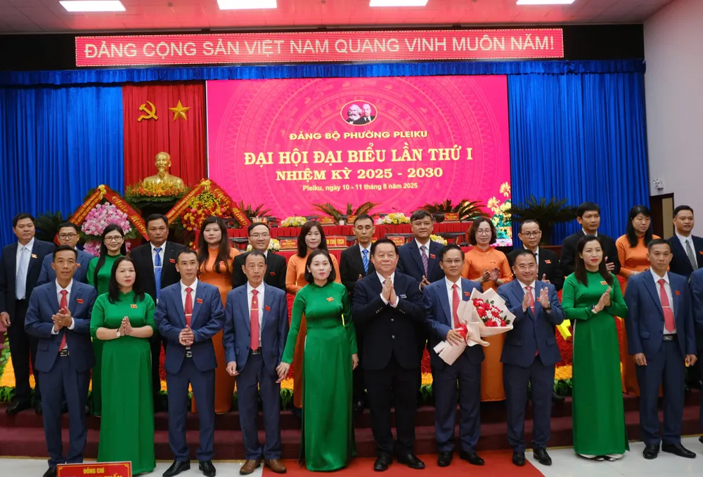 Đồng chí Nguyễn Trọng Nghĩa chúc mừng Ban Chấp hành Đảng bộ phường Pleiku nhiệm kỳ 2025-2030. Ảnh: HỮU PHÚC sdefs.jpeg