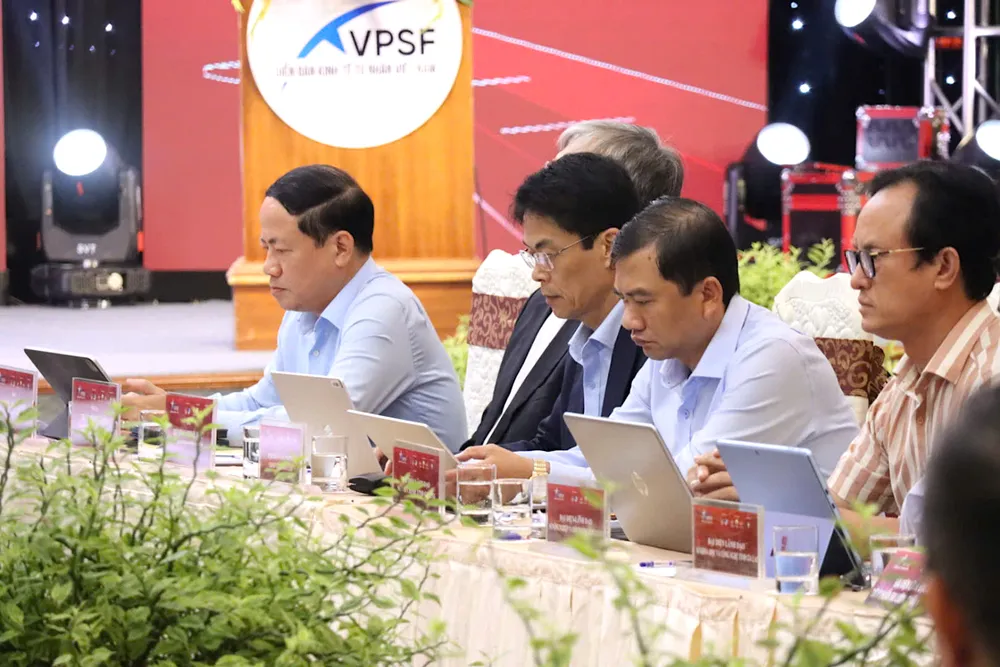 Lãnh đạo UBND tỉnh Gia Lai cùng các sở ngành có mặt tại vòng đối thoại, để lắng nghe ý kiến của doanh nghiệp. Ảnh: HỮU PHÚC cg.jpeg