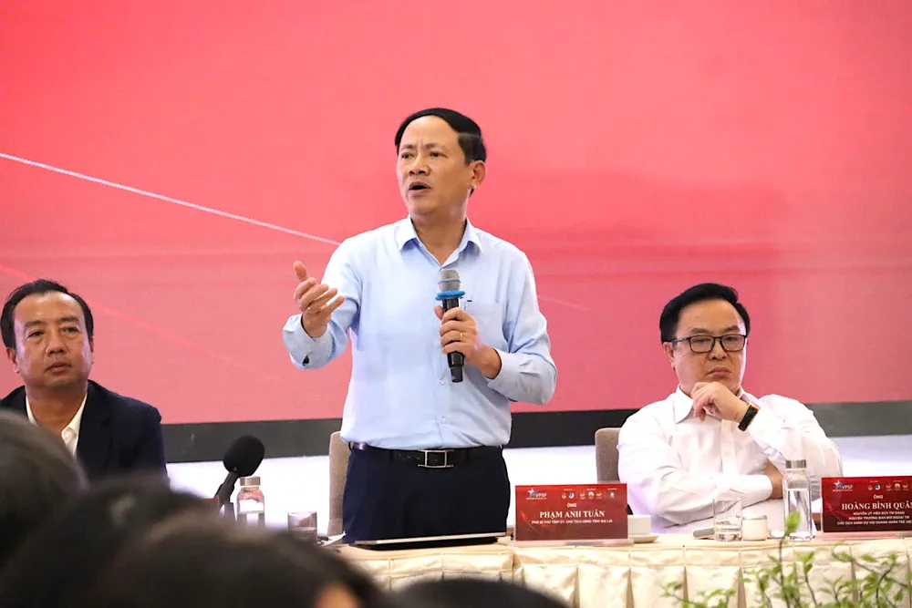 Ông Phạm Anh Tuấn, Chủ tịch UBND tỉnh Gia Lai (giữa) phát biểu cam kết hỗ trợ doanh nghiệp khởi nghiệp. Ảnh: HỮU PHÚC èad.jpeg