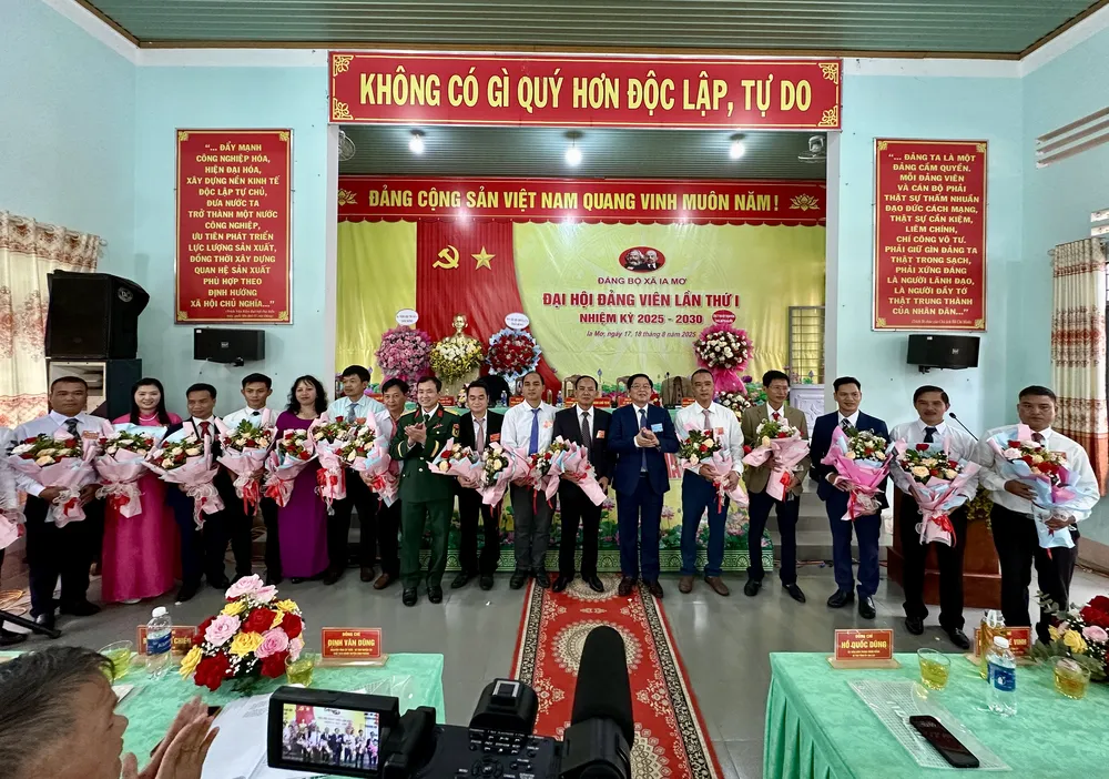 Xã Ia Mơ ra mắt Ban Chấp hành Đảng bộ xã 5. Các đồng chí được chỉ định tham gia Ban Chấp hành Đảng bộ xã Ia Mơ lần thứ I, nhiệm kỳ 2025-2030. Ảnh Hà Duy.jpg