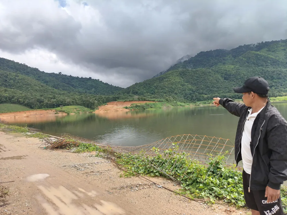 Đường mòn dẫn lên khu sản xuất của người dân thôn Đăk Đe bị ngập khi thi công dự án