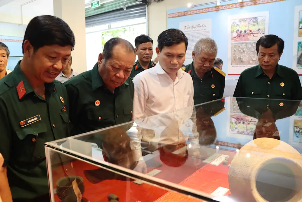 Các đại biểu tham quan Triển lãm Hồn của đất 222.jpeg