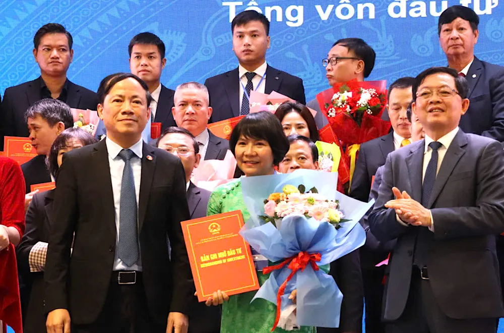 Ông Hồ Quốc Dũng - Bí thư Tỉnh ủy Gia Lai (bên phải) và ông Phạm Anh Tuấn - Chủ tịch UBND tỉnh Gia Lai (bên trái) trao bản ghi nhớ đầu tư cho nhà đầu tư fđ.jpeg