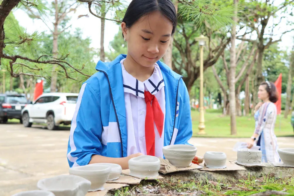 Các em học sinh được trải nghiệm làm gốm gdtfsd.jpeg