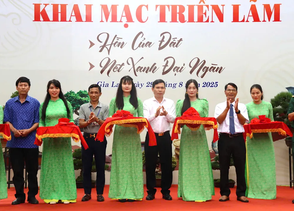 Các đại biểu cắt băng khai mạc triển lãm gfd.jpeg
