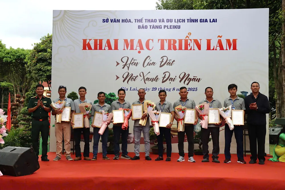 Trao chứng nhận cho các nghệ nhân tham gia triển lãm jtyhrgf.jpeg