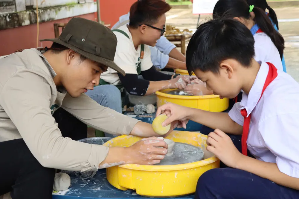 Các em học sinh tự tay làm các tác phẩm từ gốm ythregf.jpeg