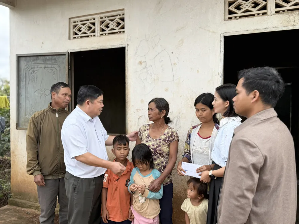Lãnh đạo UBND xã Biển Hồ động viên gia đình vượt qua khó khăn, nuôi dạy các cháu khôn lớn 509f70bbd4de5f8006cf.jpg