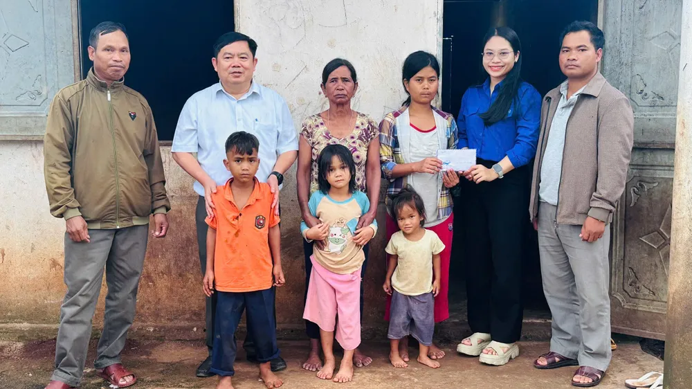 Trao tiền hỗ trợ đợt 2 cho bà Yech e3d4b8a8efcc64923ddd.jpg