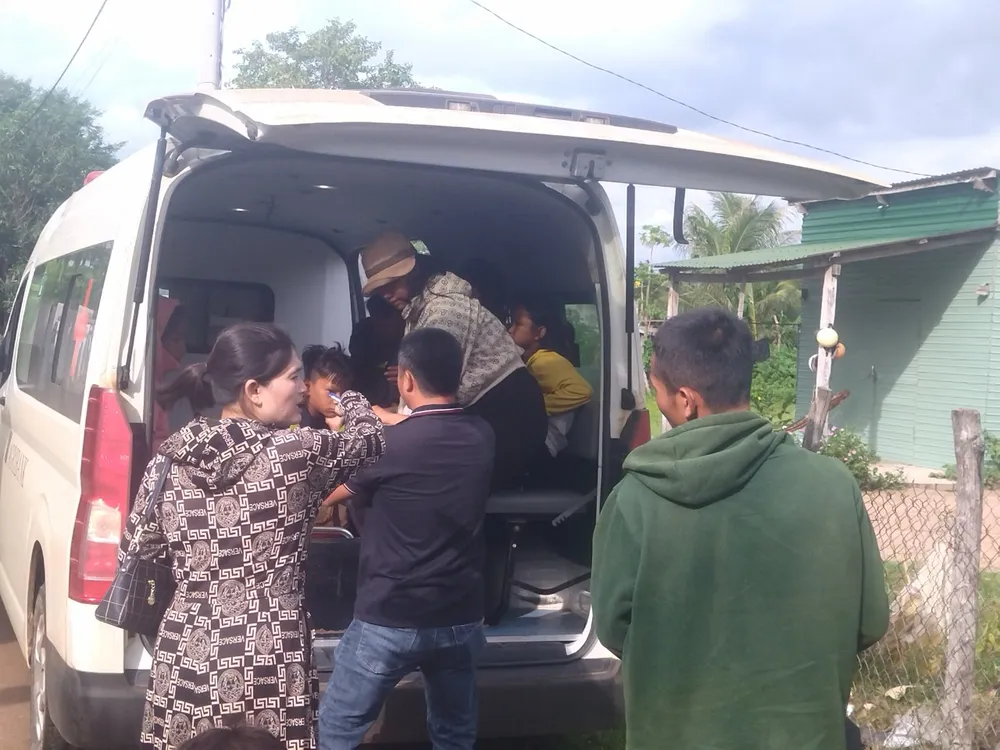 Đưa người dân đi cấp cứu èed.jpeg