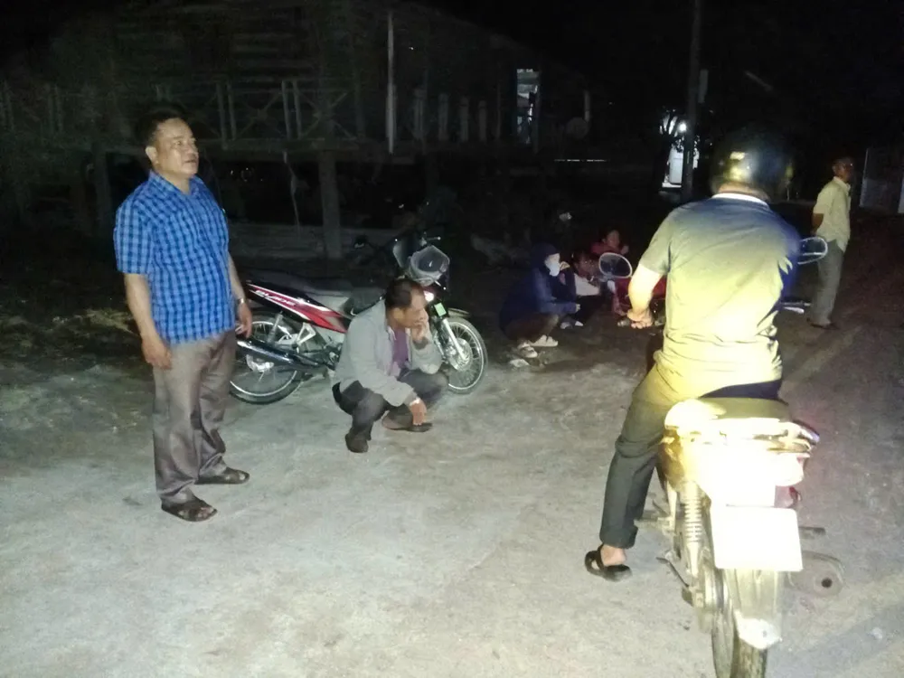 Tối 29-8, lực lượng chức năng xã Ia Hiao xuống thôn vận động người dân đi cấp cứu vdsc.jpeg