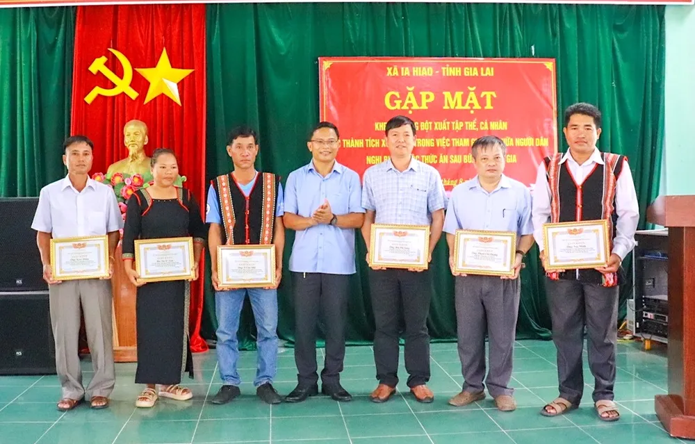 Thường trực Đảng ủy xã khen thưởng đột xuất cho những người hùng tham gia cứu chữa nạn nhân nghi bị ngộ độc dfgs.jpeg