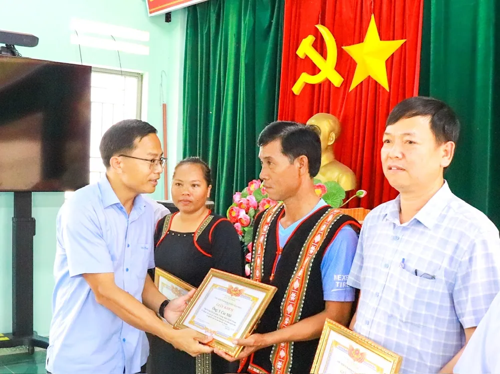 Ông Phạm Văn Phương, Bí thư Đảng ủy xã Ia Hiao (bên trái) tặng giấy khen và biểu dương anh Y Cúc Mlô vì báo tin kịp thời để triển khai cứu chữa vdfss.jpeg