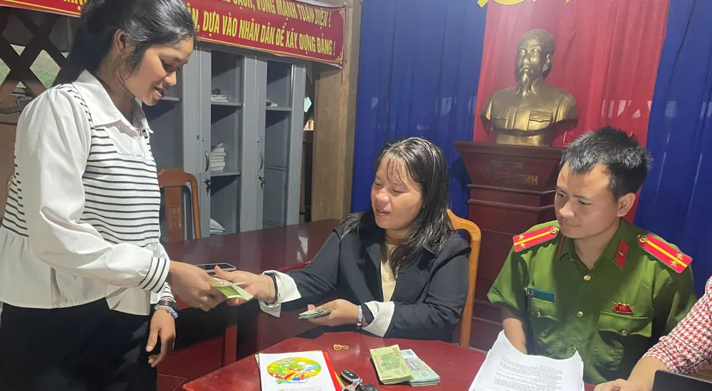 Moradores da comunidade de Tu Mo Rong recebem doação de 100.000 VND vtgfd.jpeg