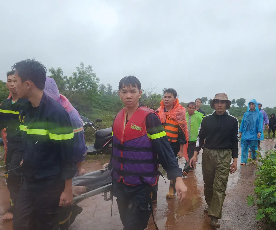 Lực lượng chức năng đã trục vớt được nạn nhân. Ảnh: CA hgjfgdf.jpeg