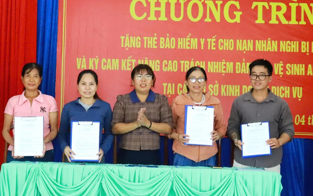 Các cơ sở kinh doanh ký cam kết với địa phương bthrs.jpeg