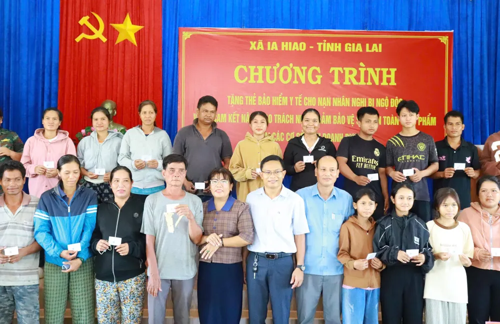 Người dân nhập viện sau ăn tân gia được tặng thẻ bảo hiểm y tế hỷtf.jpeg