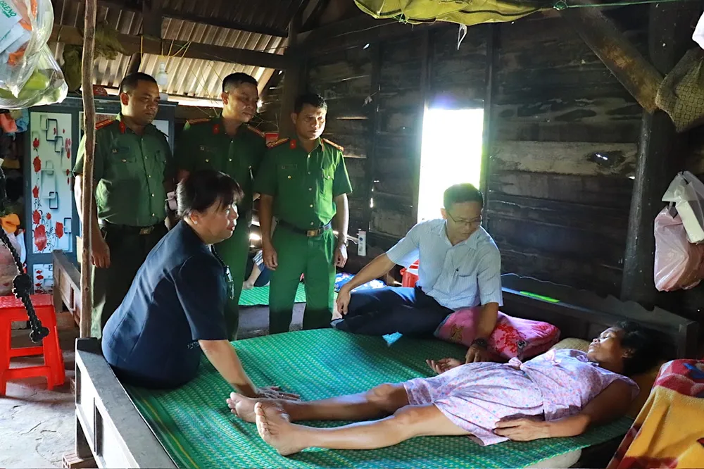 Đoàn công tác thăm hỏi sức khỏe của bà Rmah H’tang aaa.jpeg