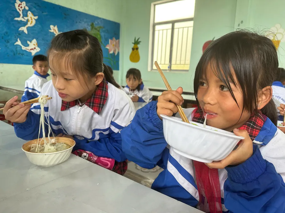 Các em ăn sáng tại trường dfc.jpeg