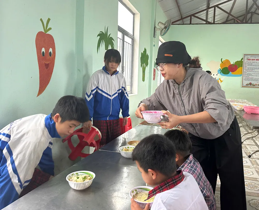 Giáo viên Trường Tiểu học Kim Đồng phục vụ ăn sáng cho các em học sinh dfg.jpeg