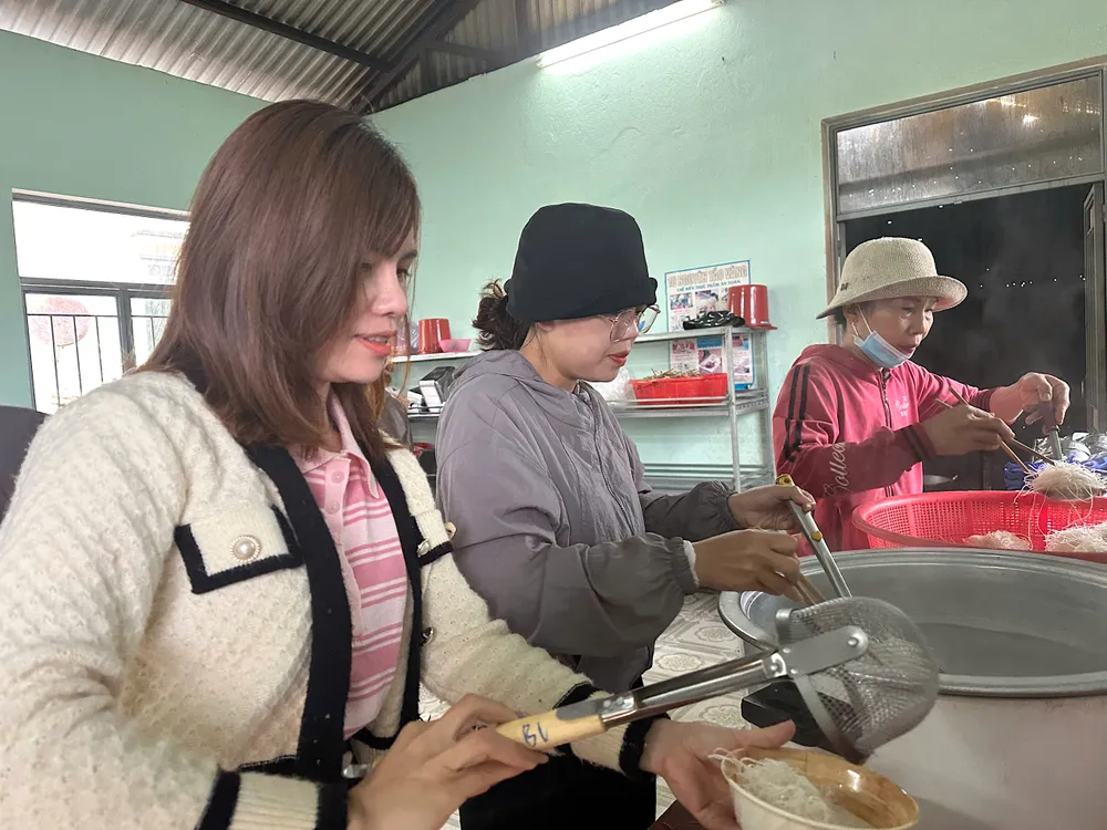 Đích thân giáo viên vào bếp để nấu ăn cho học sinh dgdcfs.jpeg