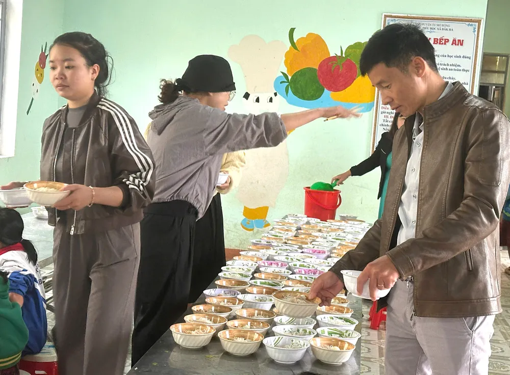 Để phục vụ buổi ăn sáng cho học sinh, 10 giáo viên sẽ thức dậy sớm để vào bếp nấu ăn fgvcd.jpeg