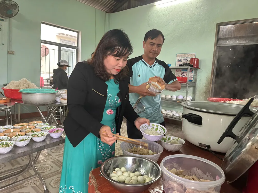 Giáo viên sẽ vào bếp để phục vụ các em fvcsx.jpeg