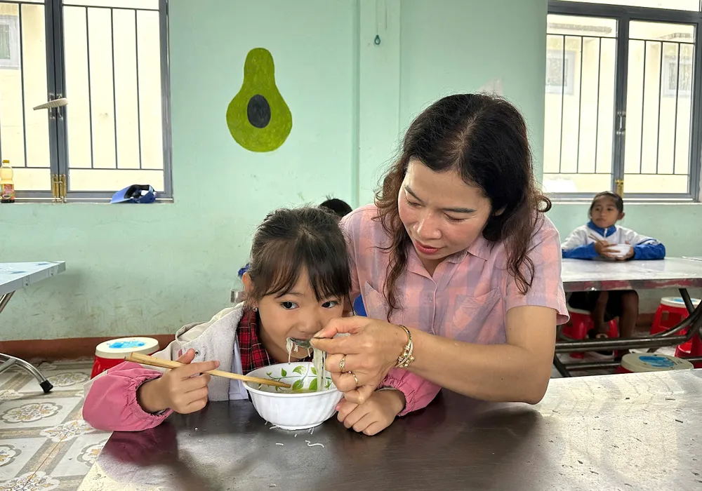 Việc nấu ăn sáng được kỳ vọng sẽ giúp các em có thêm điều kiện để học tập tốt hơn gdcf.jpeg