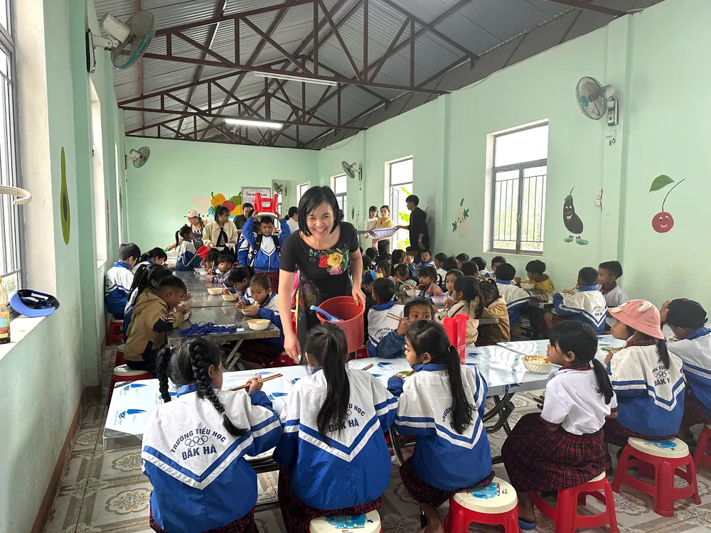 Các em học sinh ăn sáng miễn phí tại trường vgfcd.jpeg