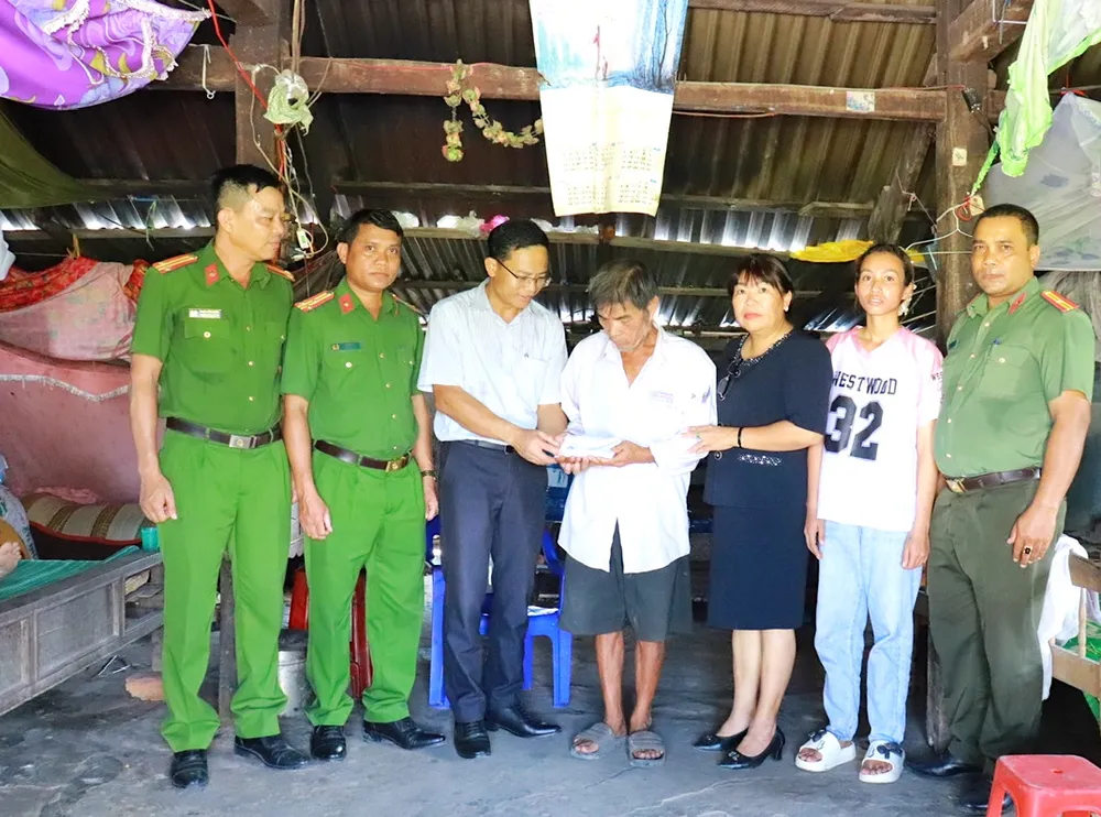 Trao tiền hỗ trợ đến gia đình bà Rmah H’tang xs.jpeg