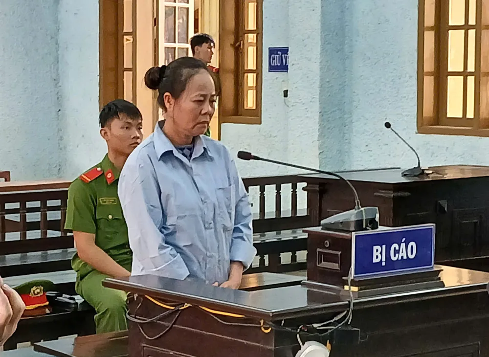 Bị cáo Đặng Thị Lan tại tòa bfdgv.jpeg