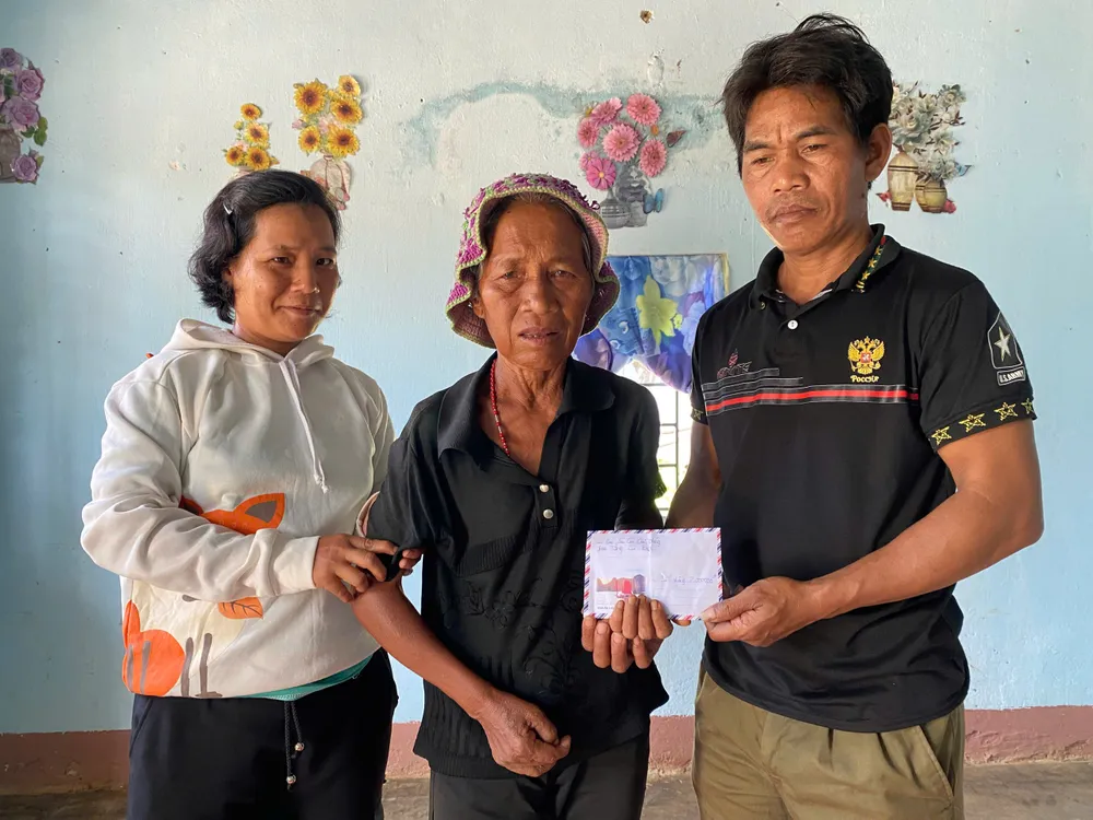 Trao tiền hỗ trợ đợt 2 đến gia đình bà Kưk fr.jpeg