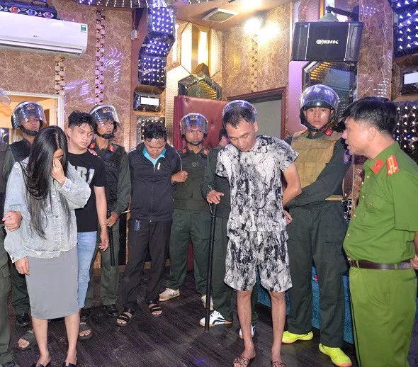 Công an bắt giữ nhiều người đang tổ chức, sử dụng trái phép các chất ma túy. Ảnh: Công an tỉnh Gia Lai vrhgef.jpg