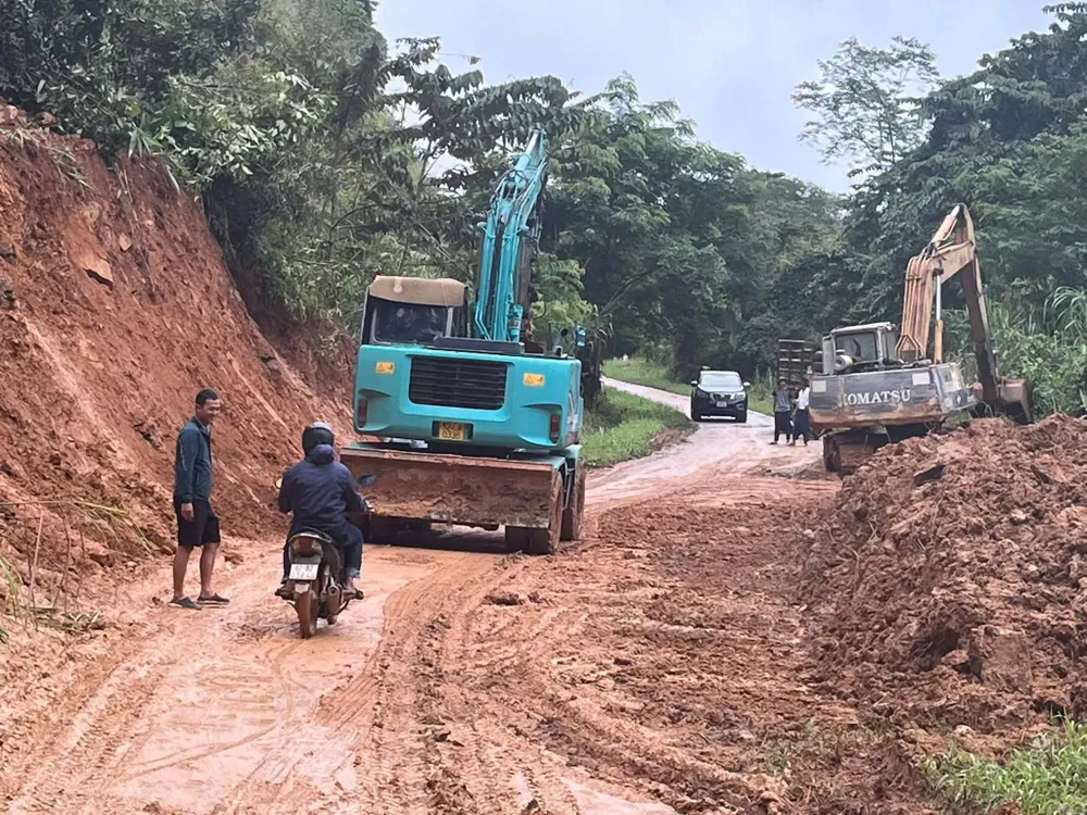 Sau 2 ngày, 5 điểm sạt lở trên Tỉnh lộ 674 đã thông tuyến, người dân đi lại bình thường rgft.jpeg