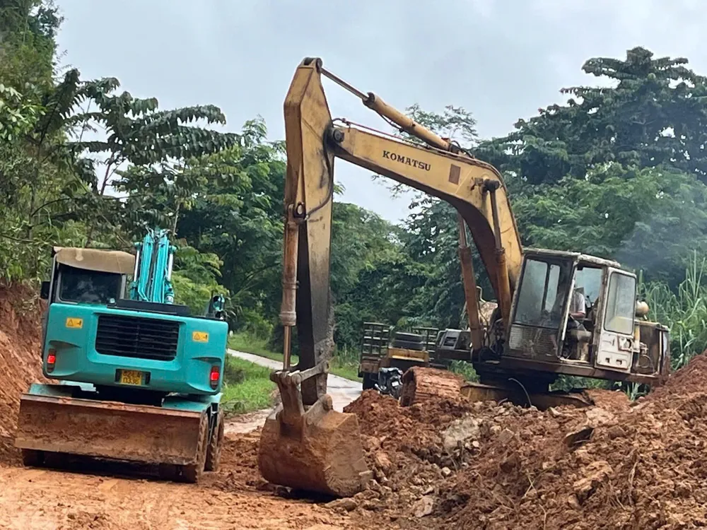 Đơn vị thi công đã huy động xe để hốt dọn đất đá sạt lở tr.jpeg