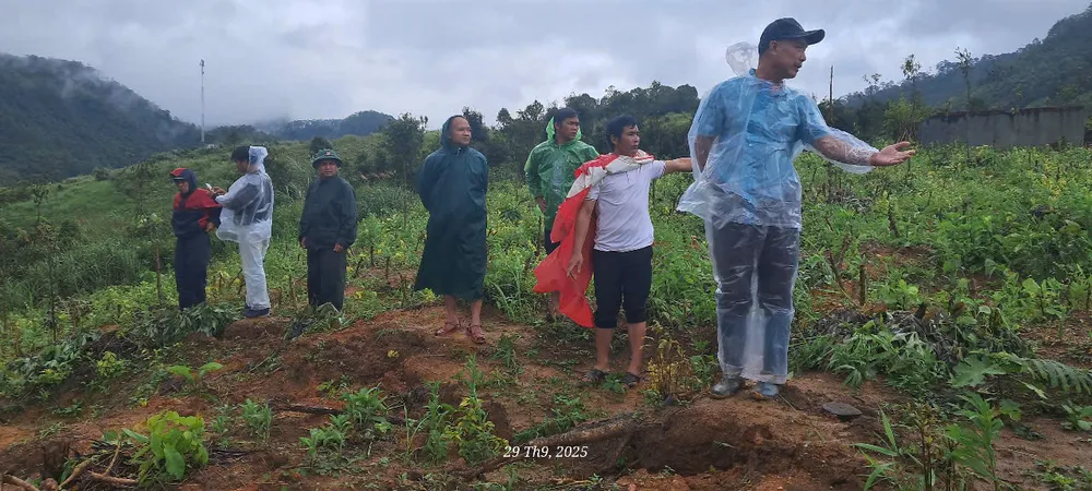 Đoàn Kiểm tra của Sở Nông nghiệp và Môi trường tỉnh Quảng Ngãi kiểm tra tại vị trí xuất hiện các vết nứt cfds.jpeg