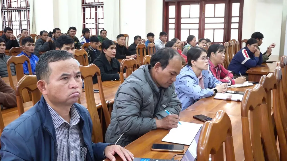 Người dân lắng nghe Tiến sĩ Phạm S chia sẻ về kỹ thuật trồng cà phê đặc sản cfed.jpeg