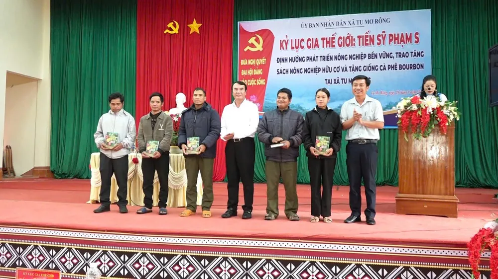 Tiến sĩ Phạm S trao tặng sách “Nông nghiệp hữu cơ, xu hướng tất yếu tham gia chuỗi nông sản toàn cầu” cho đồng bào Xơ Đăng sfđ.jpeg