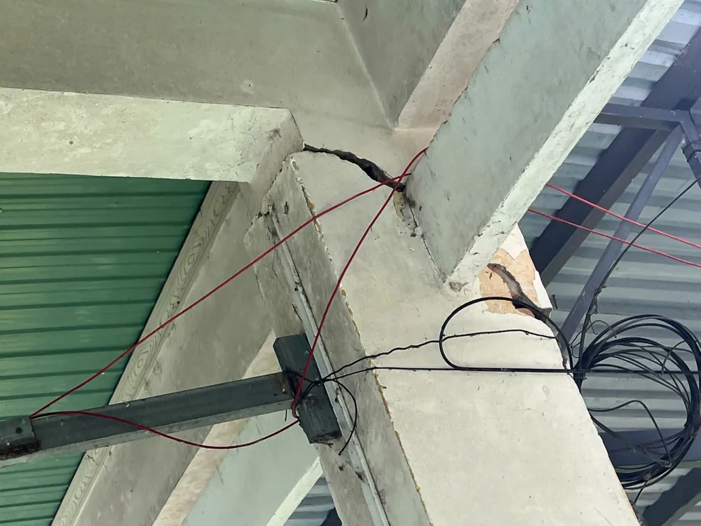 Vết nứt xuất hiện trên trụ đỡ frew.jpeg