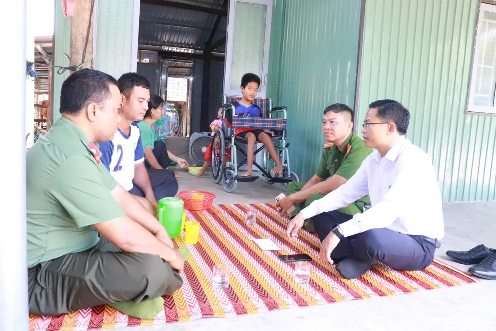 Lãnh đạo Đảng ủy xã Ia Hiao và Công an xã thăm gia đình anh Nay Soan fsda.jpeg
