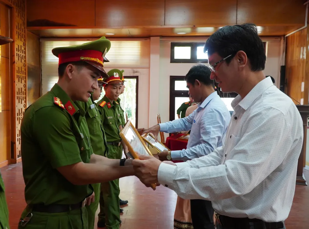 Ông Dương Anh Hùng, Chủ tịch UBND phường Kon Tum tặng bằng khen cho lực lượng công an A5.jpeg