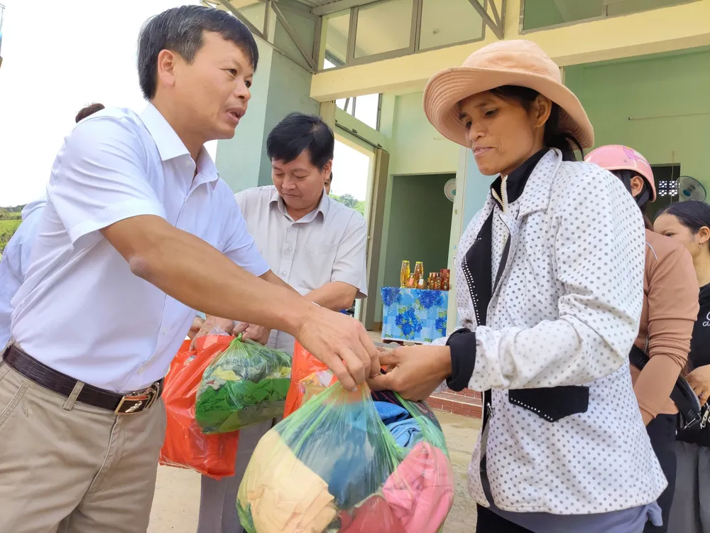 Trao quà 0 đồng cho đồng bào Xơ Đăng gf.jpeg
