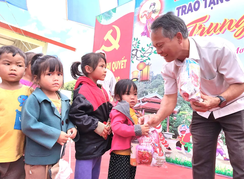 Trao quà trung thu cho các em gvfrs.jpeg