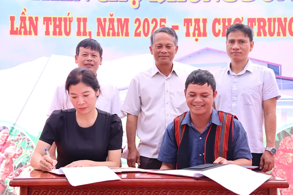 Các tổ chức ký ghi nhớ hợp tác tiêu thụ nông sản cho đồng bào Xơ Đăng, xã Tu Mơ Rông rê.jpeg
