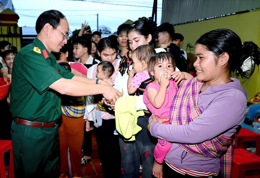 Lãnh đạo Đoàn Kinh tế - Quốc phòng 75 (Binh đoàn 15) trao quà trung thu cho các em thiếu nhi ở Gia Lai eads.jpeg