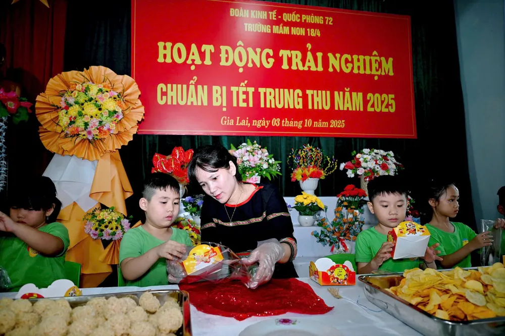 Hoạt động trải nghiệm làm bánh trung thu của các em thiếu nhi tại điểm trường mầm non thuộc Binh đoàn 15 ẻt.jpeg