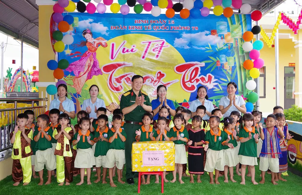 Đoàn Kinh tế - Quốc phòng 78 (Binh đoàn 15) tổ chức vui tết trung thu cho các em thiếu nhi tgrdfaes.jpeg